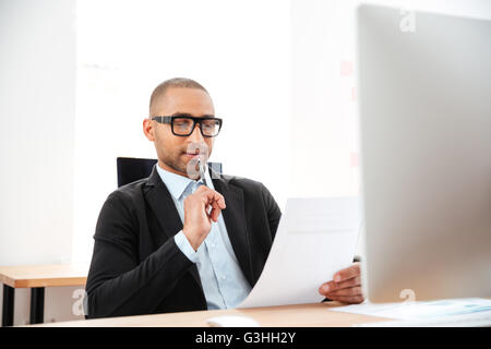 Elegante junge Geschäftsmann Datenanalyse im Büro Stockfoto