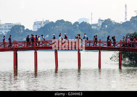 Hanoi, Vietnam: 21. Februar 2016: Menschen zu Fuß auf die Huc Brücke über dem Hoan-Kiem-See Stockfoto