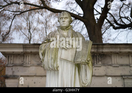 Statue, Martin Luther, Dorotheenstaedtischer Friedhof, Chausseestraße, Mitte, Berlin, Deutschland / Dorotheenstädtischen Friedhof Stockfoto