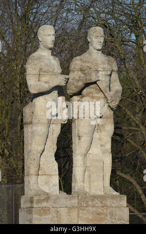 Grossplastiken Staffellaeufer Und Diskuswerfer, Olympiastadion, Charlottenburg, Berlin, Deutschland Stockfoto