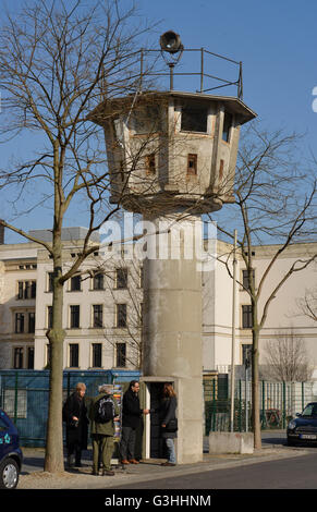 DDR-Wachturm, Erna-Berger-Straße, Potsdamer Platz, Tiergarten, Berlin, Deutschland Stockfoto