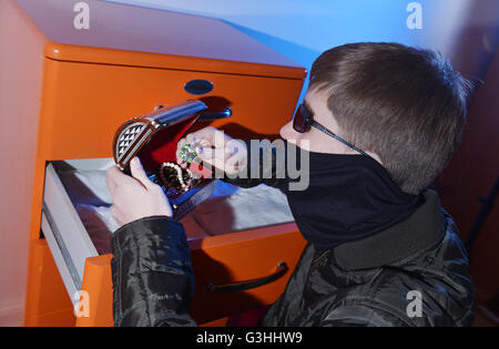 Symbolfoto, Wohnungseinbruch, Familenschmuck Stockfoto