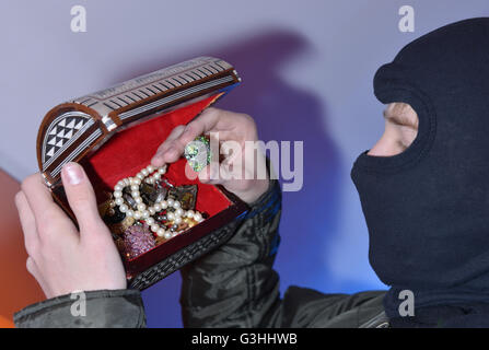 Symbolfoto, Wohnungseinbruch, Familenschmuck Stockfoto