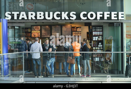 Starbucks-Kaffee, Hauptbahnhof, Mitte, Berlin, Deutschland Stockfoto