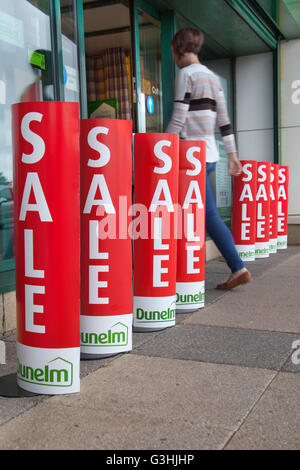 Summer Sale bei Dunelm Group plc (vormals Dunelm Mill), eine große britische Heimtextilien Händler mit Ladengeschäft auf Ocean Plaza, Southport, Merseyside, UK Stockfoto