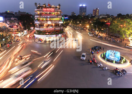 Hanoi, Vietnam: 23. Februar 2016: Luftaufnahme von Hanoi in der Dämmerung an Kreuzung suchen neben Hoan-Kiem-See, Zentrum der H Stockfoto