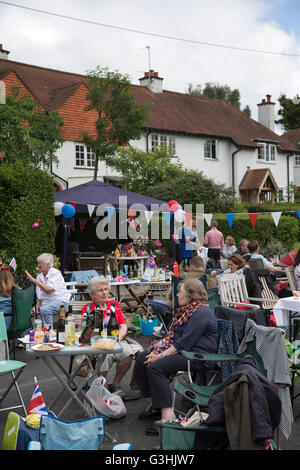 Königin Elizabeth II 90. Geburtstagsfeiern, Menschen nehmen Teil in ein Straßenfest in Claygate, Surrey, England, UK Stockfoto