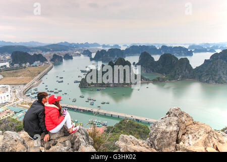 Hanoi, Vietnam: 24. Februar 2016: junges Paar genießen den Blick auf Halong Bay von der Spitze des Berges Stockfoto