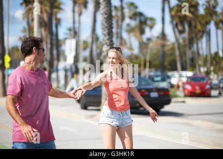 Paar im Freien, Hand in Hand Stockfoto