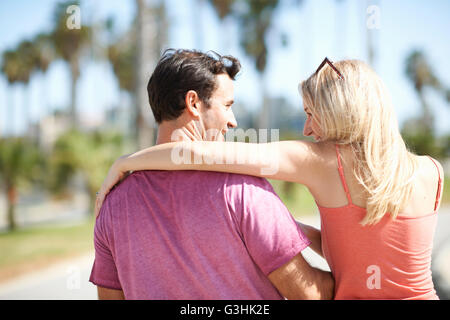 Paar im Freien, umarmen, Rückansicht Stockfoto