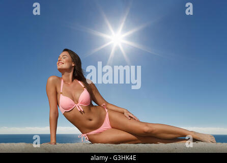 Junge Frau trägt Bikini entspannt auf Miami Beach, Florida, USA Stockfoto