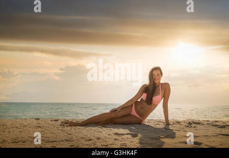 Porträt der jungen Frau mit Bikini entspannt auf Miami Beach, Florida, USA Stockfoto