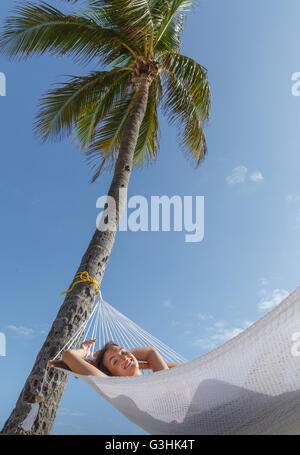 Porträt der jungen Frau liegt auf der Hängematte, Miami Beach, Florida, USA Stockfoto