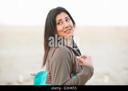 Seitenansicht der Frau, die Handtasche Weg über die Schulter schauen Stockfoto