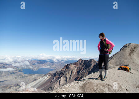 Junge Frau am Berg, Mt. St. Helens, Oregon, USA Stockfoto