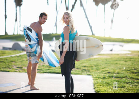 Surfen paar Rückblick auf Venice Beach, Kalifornien, USA Stockfoto