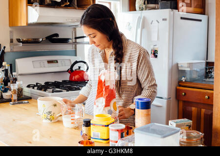 Frau in der Küche und bereitet Waffelteig Stockfoto