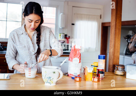 Frau in der Küche und bereitet Waffelteig Stockfoto