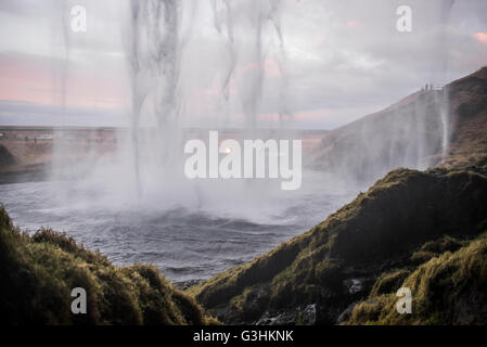 Ansicht von hinten Wasserfall Seljalandsfoss, Island Stockfoto