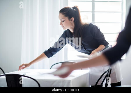 Kellnerinnen im Restaurant Tisch decken Stockfoto