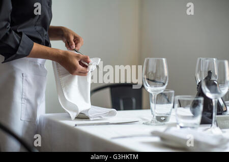 Kellnerin Einstellung Tisch im restaurant Stockfoto