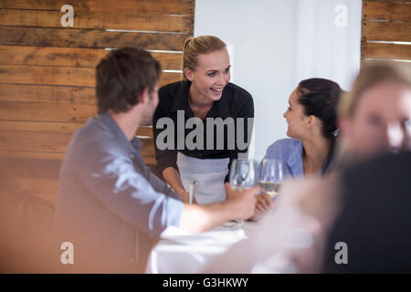 Kellnerin im Chat mit Kunden im restaurant Stockfoto