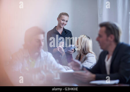 Die Bestellungen von Kunden im Restaurant Kellnerin Stockfoto