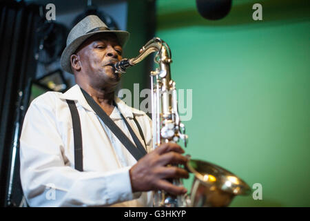 Männliche Musiker im Tonstudio, Saxophon Stockfoto