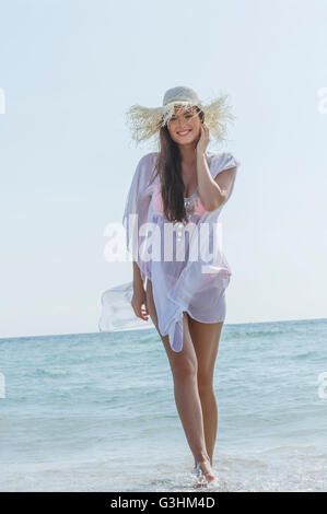 Porträt der schönen jungen Frau mit Sonnenhut auf Miami Beach, Florida, USA Stockfoto