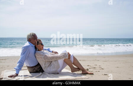 Älteres Paar gemeinsam entspannen, am Strand, betrachten Stockfoto