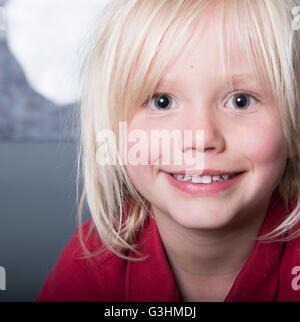 Porträt von blonden Haaren jungen Blick auf die Kamera zu Lächeln hautnah Stockfoto