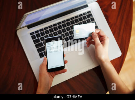 Draufsicht der Frau mit Laptop mit Kreditkarte und smartphone Stockfoto