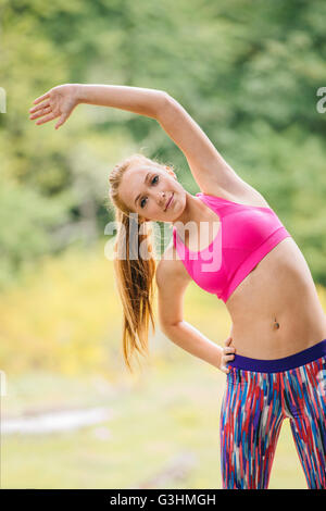 Porträt von Teenager-Mädchen training, seitwärts biegen im park Stockfoto