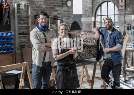 Porträt von Handwerk Team in antiken Restaurierungswerkstatt Stockfoto