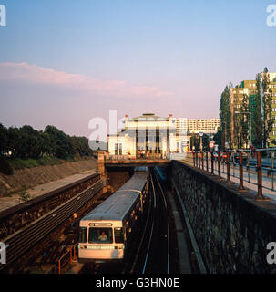 Sterben Sie U-Bahn Station Ober St. Veit in Wien, Österreich 1980er Jahre. Die u-Bahnstation Ober St. Veit in Wien der 1980er Jahre. Stockfoto