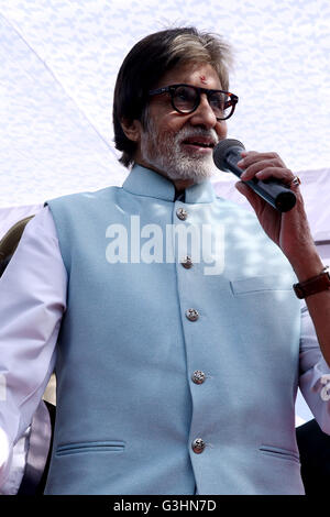 Jodhpur, Indien. 24. April 2016. Bollywood Schauspieler Amitabh Bachchan und seine Frau Schauspielerin Jaya Bachchan Grüße mit ihren Fans während der Eröffnungsfeier des Kalyan Juweliere Show-Room in Jodhpur am Sonntag. © Sunil Verma/Pacific Press/Alamy Live-Nachrichten Stockfoto