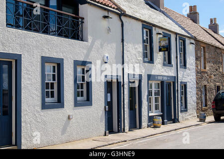 The Ship Inn ein altes Pub am Meer im historischen Fischerdorf. Elie und Earlsferry, East Neuk, Fife, Schottland, UK, Großbritannien Stockfoto