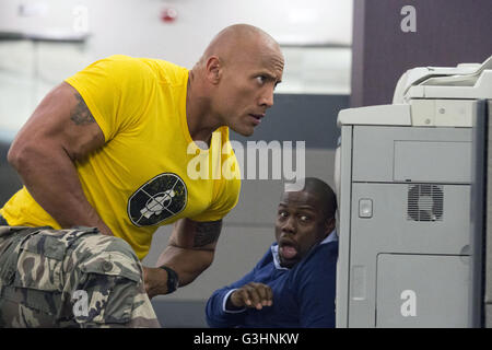 Central Intelligence ist eine kommende amerikanische Action-Komödie unter der Regie von Rawson Marshall Thurber und geschrieben von Thurber, Ike Barinholtz und David Stassen. Die Hauptrollen, Dwayne Johnson und Kevin Hart.  Dieses Foto ist nur zu redaktionellen Zwecken und unterliegen dem Copyright von der Filmgesellschaft und/oder der Fotograf von dem Film oder der Firma zugeordnet und kann nur durch Veröffentlichungen im Zusammenhang mit der Förderung der oben genannten Film reproduziert werden. Eine obligatorische Gutschrift auf die Filmgesellschaft ist erforderlich. Der Fotograf sollte auch angerechnet werden, wenn bekannt. Stockfoto