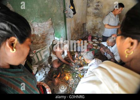 Kathmandu, Nepal. 21. April 2016. RAM-Duwal, 29 Jahre alt, religiöses Ritual Puja "SARADA" ihrer Mutter Betii Duwal, 68 Jahre alt in seinem zerstörten Haus, die während der letztjährigen Erdbeben in Tahamala, Bhaktapur, Nepal Untergang durchführen. Die meisten der alten wurden Häuser in Bhaktapur schlecht vom letztjährigen Erdbeben mit einer Magnitude von 7,8 Tötung über 8.000 Menschen in Nepal und Tausende von zerstört verletzt, wodurch Hunderte von Menschen in vielen Bezirken des Landes Obdachlose mit ganze Dörfer wurden. © Narayan Maharjan/Pacific Press/Alamy Live-Nachrichten Stockfoto