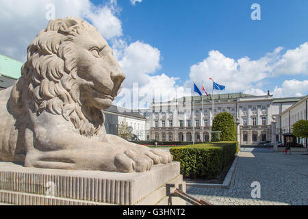 Warschau, Polen. 21. April 2016. Löwe vor dem Präsidentenpalast (in polnischer Sprache: Palac Prezydencki) in Warschau. Seit Juli 1994, der Palast der Amtssitz des Präsidenten der Republik Polen © Mateusz Wlodarczyk/Pacific Press/Alamy Live News Stockfoto