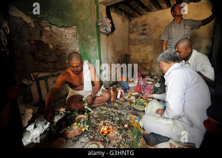 Kathmandu, Nepal. 21. April 2016. RAM-Duwal, 29 Jahre alt, religiöses Ritual Puja "SARADA" ihrer Mutter Betii Duwal, 68 Jahre alt in seinem zerstörten Haus, die während der letztjährigen Erdbeben in Tahamala, Bhaktapur, Nepal Untergang durchführen. Die meisten der alten wurden Häuser in Bhaktapur schlecht vom letztjährigen Erdbeben mit einer Magnitude von 7,8 Tötung über 8.000 Menschen in Nepal und Tausende von zerstört verletzt, wodurch Hunderte von Menschen in vielen Bezirken des Landes Obdachlose mit ganze Dörfer wurden. © Narayan Maharjan/Pacific Press/Alamy Live-Nachrichten Stockfoto