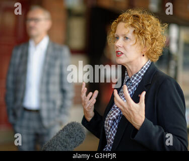 Sydney, Australien. 21. April 2016. Elizabeth Ann Macgregor OBE, Direktor, MCA spricht zu den Medien bei der Ankündigung des "The National: neue australische Kunst" Ausstellungsreihe. Drei der führenden Kulturinstitutionen Sydneys, die Art Gallery of New South Wales (AGNSW), Carriageworks und das Museum of Contemporary Art Australia (MCA), kündigte die Ausstellung Partnerschaft in zeitgenössische australische Kunst über einen Zeitraum von sechs Jahren erfolgen soll. © Hugh Peterswald/Pacific Press/Alamy Live-Nachrichten Stockfoto