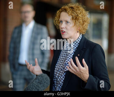 Sydney, Australien. 21. April 2016. Elizabeth Ann Macgregor OBE, Direktor, MCA spricht zu den Medien bei der Ankündigung des "The National: neue australische Kunst" Ausstellungsreihe. Drei der führenden Kulturinstitutionen Sydneys, die Art Gallery of New South Wales (AGNSW), Carriageworks und das Museum of Contemporary Art Australia (MCA), kündigte die Ausstellung Partnerschaft in zeitgenössische australische Kunst über einen Zeitraum von sechs Jahren erfolgen soll. © Hugh Peterswald/Pacific Press/Alamy Live-Nachrichten Stockfoto