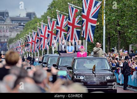 Königin Elizabeth II und der Herzog von Edinburgh mit der Herzog und die Herzogin von Cambridge und Prinz Harry kommen mittags der Patron in The Mall, central London zu Ehren ihrer 90. Geburtstag, in einem offenen Range Rover gekrönt. Stockfoto