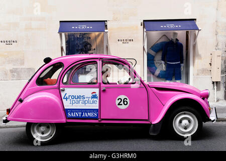 2CV Tour in Paris Stockfoto