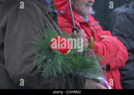 Gijón, Spanien. 14. April 2016. Auf dem Friedhof des "El Sucu' in Ciares fand die traditionelle Kranz am Massengrab wo Republikaner unterdrückt werden. Diese Aktivität wird in Erinnerung an den Jahrestag der 14. April 1931, Datum der Ausrufung der zweiten spanischen Republik durchgeführt. © Mercedes Menendez/RoverImages/Pazifik Presse/Alamy Live-Nachrichten Stockfoto