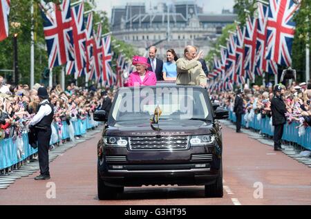 Königin Elizabeth II und der Herzog von Edinburgh mit dem Herzog und Herzogin von Cambridge und Prinz Harry machen ihren Weg nach unten die Mall in einem offenen gekrönt Range Rover, der Patron Lunch in The Mall, central London zu Ehren des 90. Geburtstag der Königin. Stockfoto