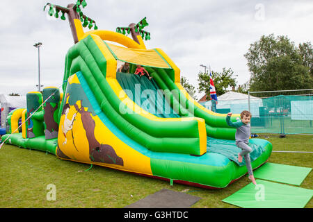 Bouncy Burgen, Kinderland, Alresford Music Festival 2016, Alresford, Hampshire, England, Vereinigtes Königreich. Stockfoto