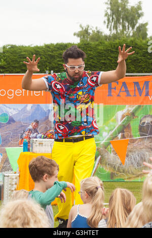 Marky Jay-Zirkus-Workshop am Alresford Music Festival 2016, Alresford, Hampshire, England, Vereinigtes Königreich. Stockfoto