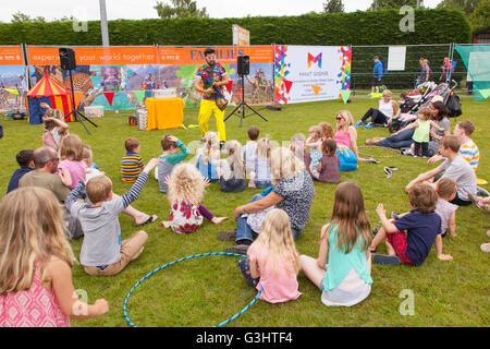 Marky Jay-Zirkus-Workshop am Alresford Music Festival 2016, Alresford, Hampshire, England, Vereinigtes Königreich. Stockfoto